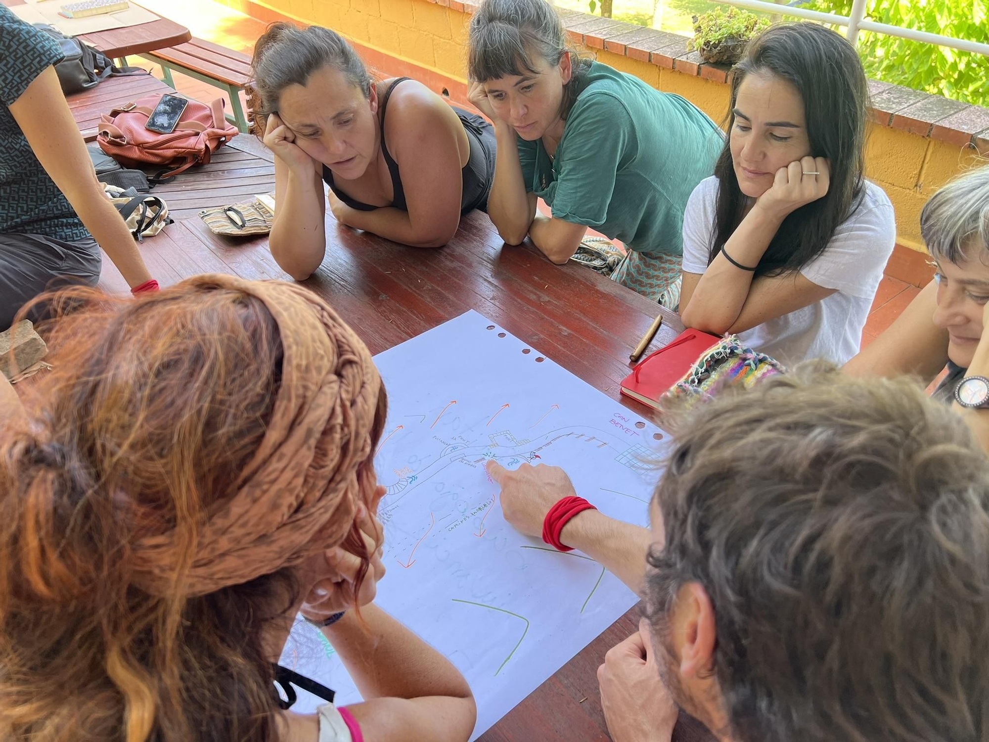 Participantes en una dinámica de grupo durante una de las formaciones de Heike Freire. Sus libros y artículos han sido publicados en varios idiomas.