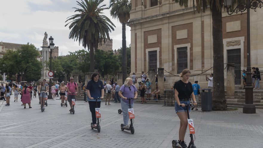 "Ciudades insípidas": la invasión turística privatiza y despersonaliza los espacios públicos de las capitales andaluzas