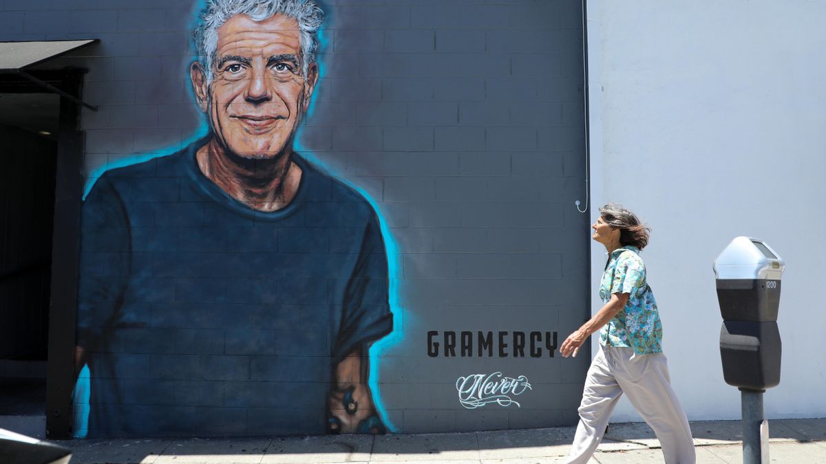 Mural en Santa Mónica en memoria de la celebridad gastronómica Anthony Bourdain en una pared del restaurante Gramercy