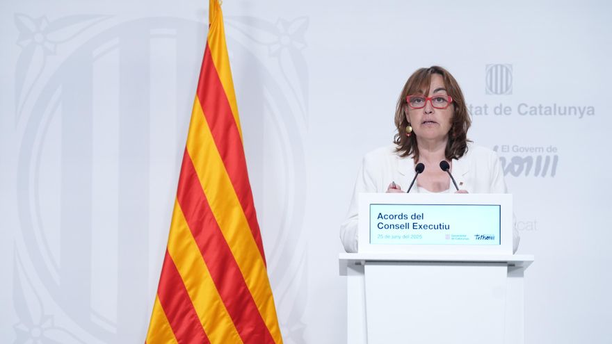 La portavoz del Govern y consellera de Territorio, Vivienda y Transición Ecológica de la Generalitat, Sílvia Paneque, durante una rueda de prensa tras el Consell Executiu semanal, en el Palau de la Generalitat, a 25 de junio de 2025, en Barcelona, Cataluñ