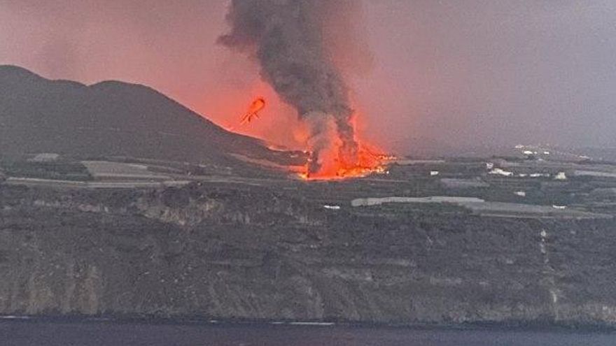 El frente de lava del volcán de La Palma bordea la montaña de Todoque y sigue imparable hacia la costa