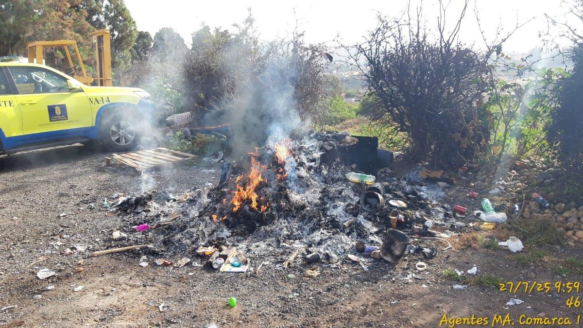 Quema de residuos no autorizada en una zona arbolada de la capital grancanaria.