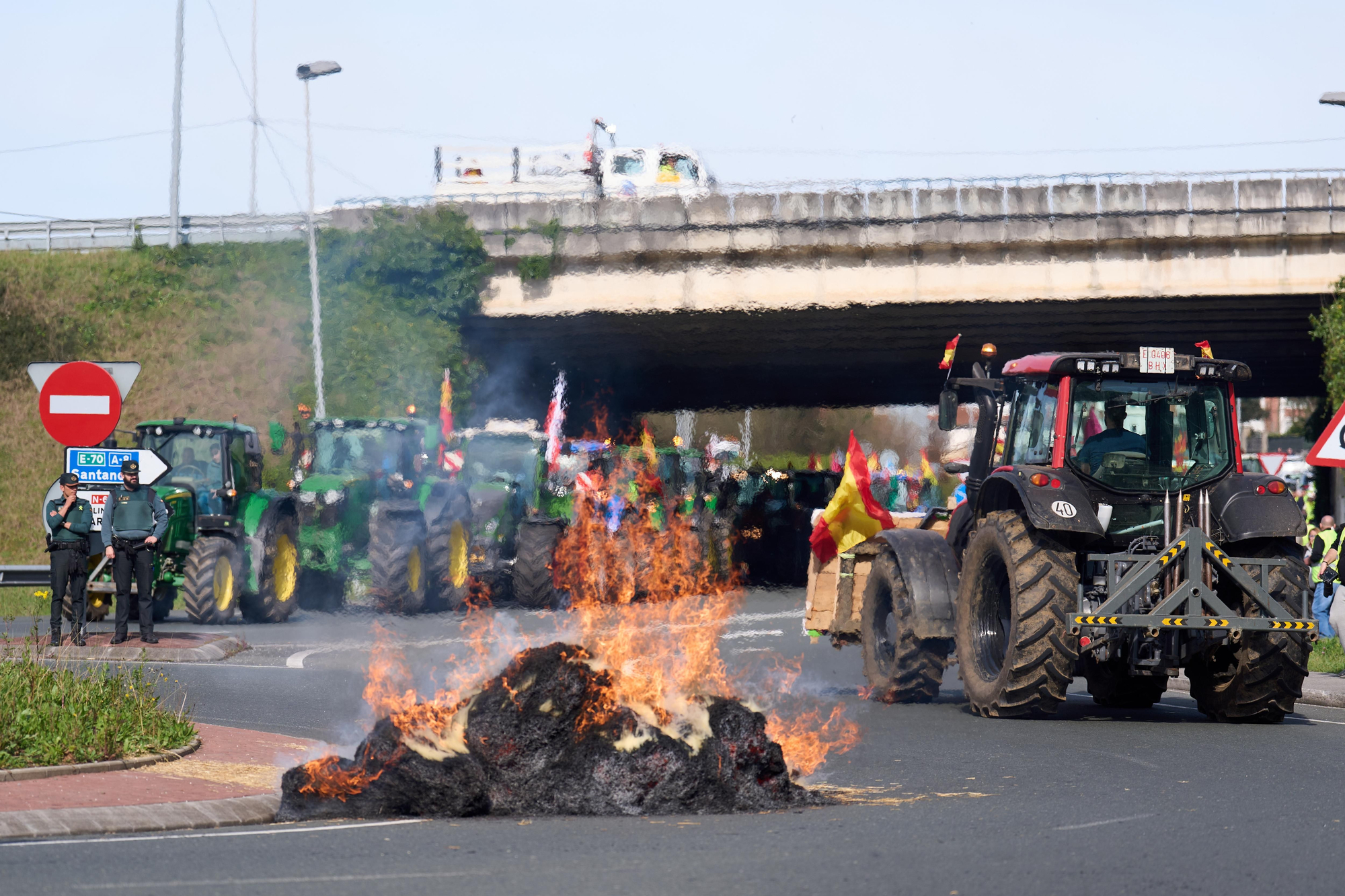 Las protestas se han iniciado pasadas las 12.00 horas, con la marcha de tractores acompañada por decenas de manifestantes a pie, vistiendo chalecos amarillos y haciendo sonar sus campanos.