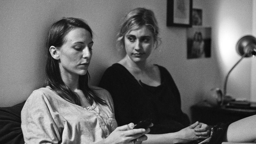 “Estamos conectados, pero no acompañados”: lo que aprendimos tras contar que ya no compartimos la vida, nos la resumimos