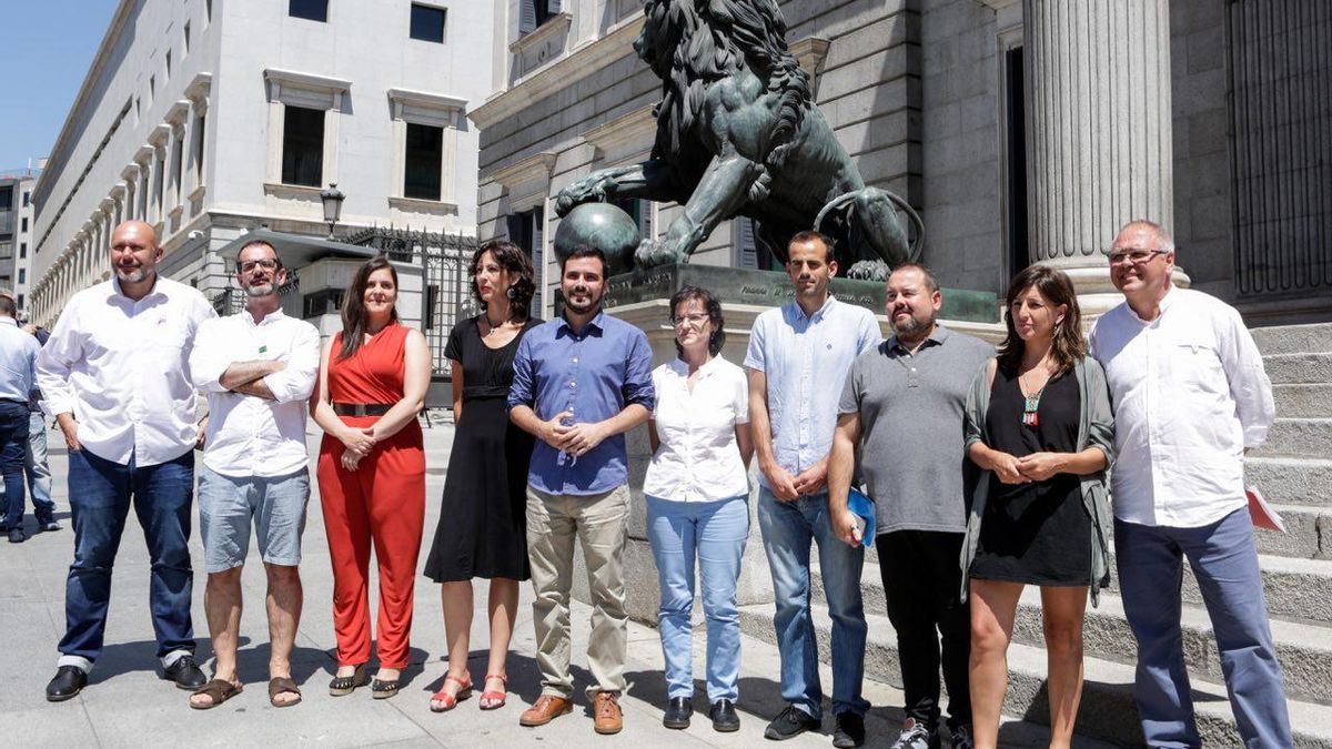 Alberto Garzón, junto a los otros siete diputados y dos senadores de IU elegidos por Unidos Podemos, En Comú, En Marea y A la valenciana.