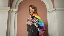 Karol posando con una bandera LGTB.