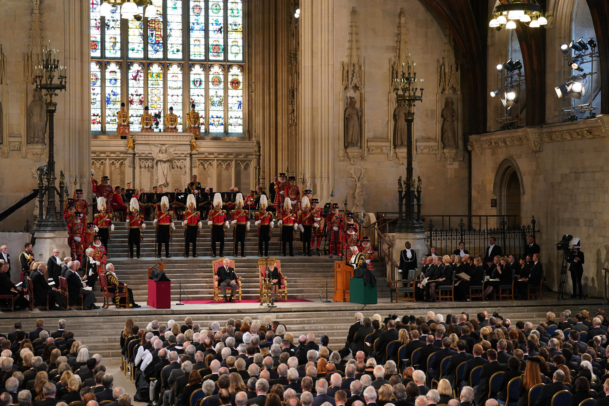 Carlos III y Camila en la ceremonia con los diputados británicos.