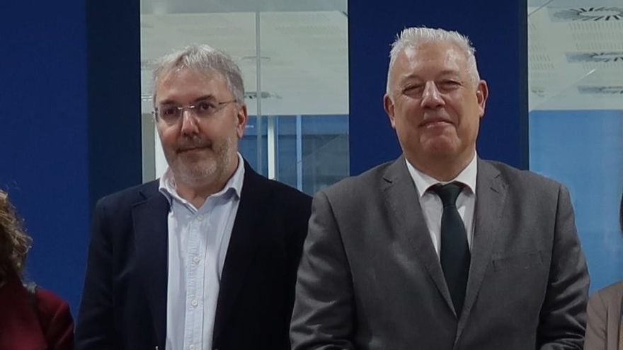 Un cargo de Pérez Llorca en Educación publica un libro para docentes en el que les "denigra" y banaliza el Holocausto