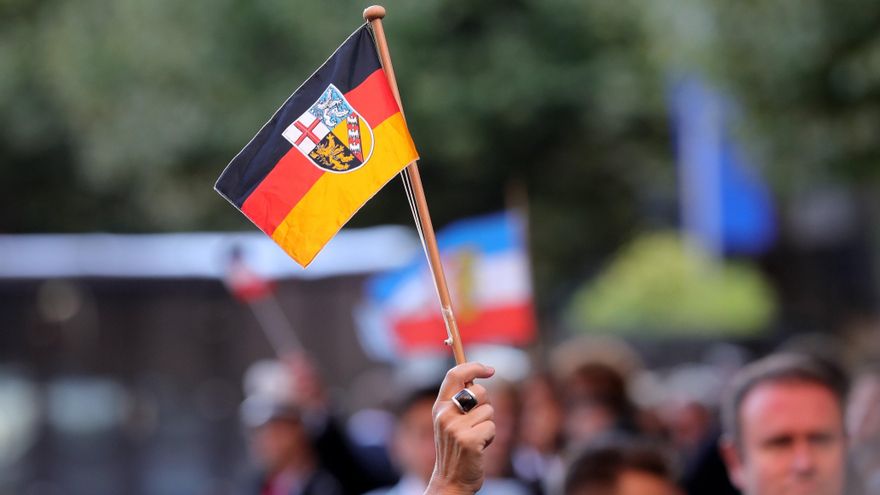 Una mujer ondea una bandera alemana durante las celebraciones del Día de la Reunificación en Alemania. EFE/ Armando Babani/Archivo