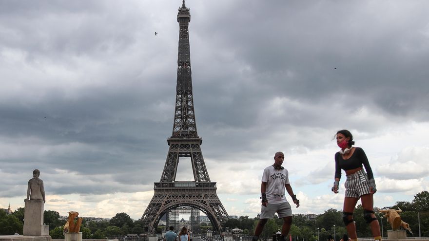 Unos patinadores pasean por la plaza del Trocadero, ante la Torre Eiffel en Paris, Francia. EFE/EPA/MOHAMMED BADRA/Archivo
