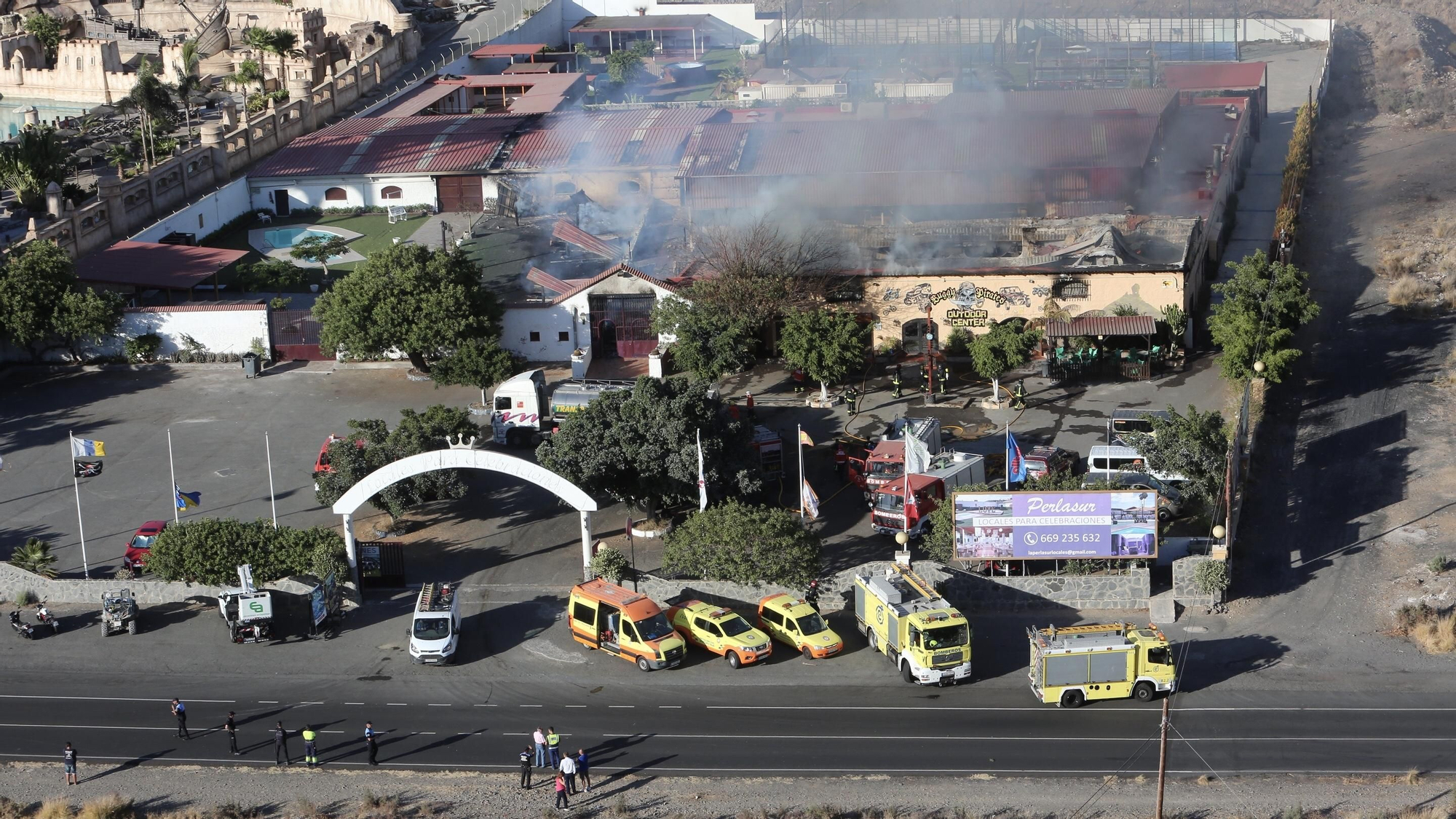 Efectivos de Emergencias en la zona del incendio en Maspalomas.