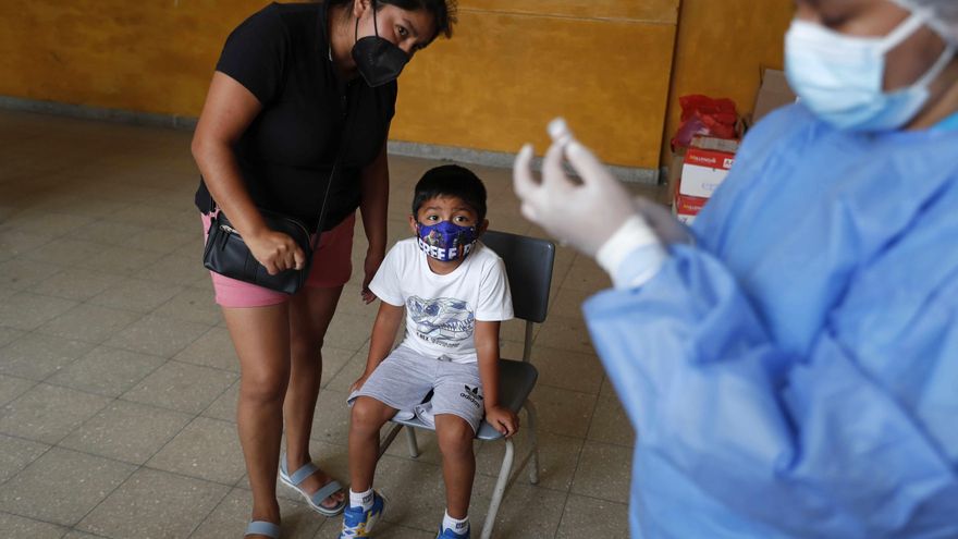 Un niño espera para recibir una vacuna contra la covid-19 hoy, en el colegio público Ricardo Bentín, en Lima (Perú), este 24 de enero de 2022. EFE/ Paolo Aguilar