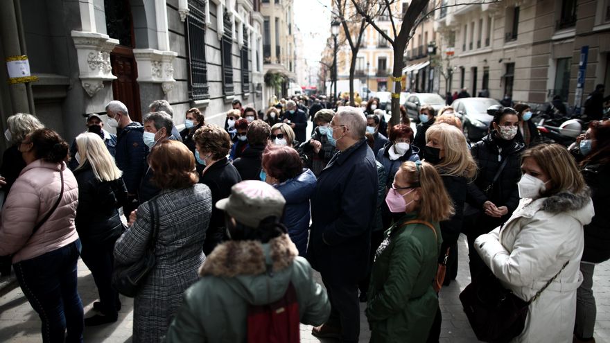 Largas colas de feligreses en la Parroquia de Jesús de Medinaceli en Madrid.
