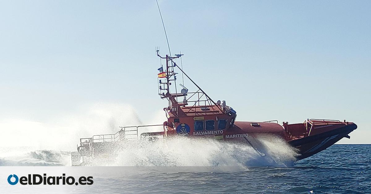 Salvamento sale al rescate de dos cayucos cerca de El Hierro, uno de ellos con ocupantes en mal estado de salud