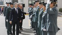 El ministro Marlaska en una visita a la Comandancia de la Guardia Civil de Cádiz en marzo de 2019.