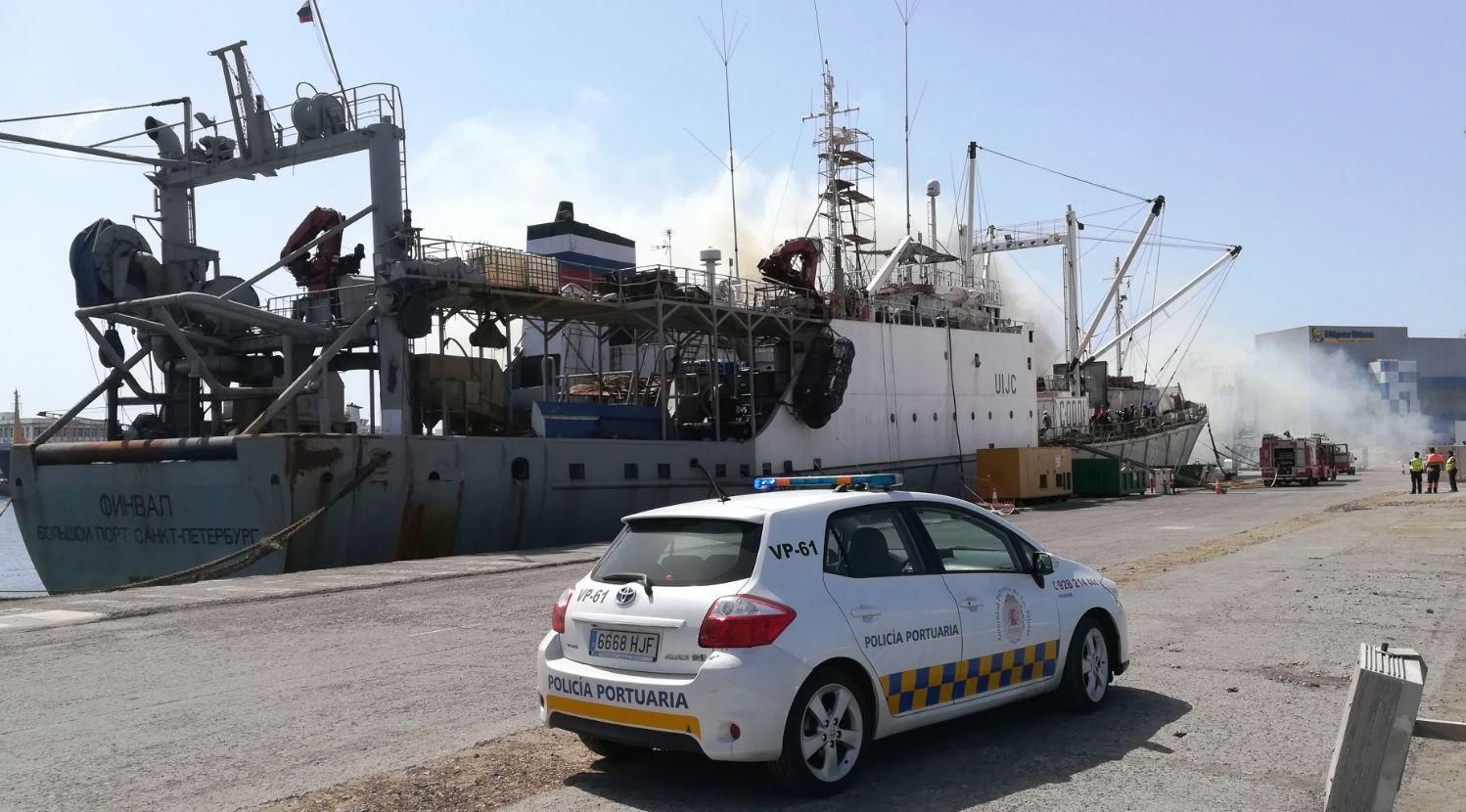 Incendio de un barco en el Puerto de La Luz. (Spplblaspalmas)
