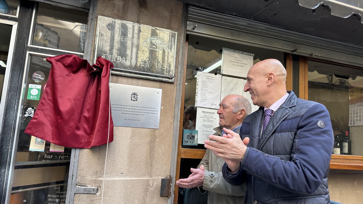 Placa por los 100 años de El Besugo en el Barrio Húmedo de León.