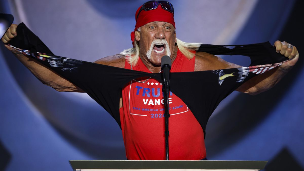 Hulk Hogan se rompe la camiseta en el escenario de la Convención Nacional Republicana en el Foro Fiserv el 18 de julio de 2024 en Milwaukee, Wisconsin.