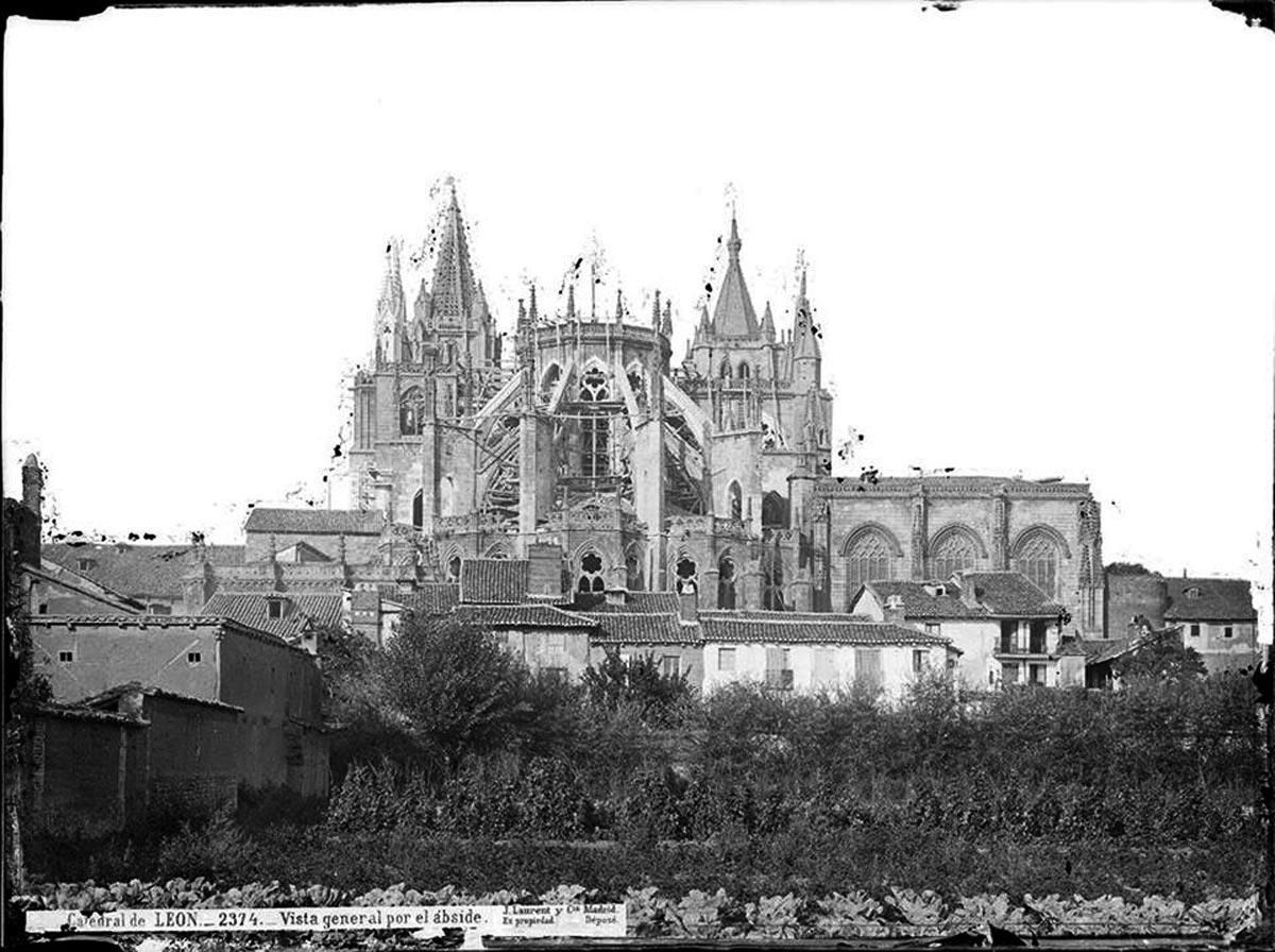 Lo que hoy sería el aparcamiento de San Pedro en una foto de la girola de la Catedral de León en el siglo XIX.