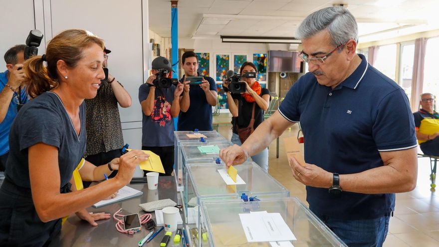 El candidato de Nueva Canarias a la Presidencia del Gobierno de Canarias, Román Rodríguez, votó este domingo en centro de educación especial Salvador Rueda en Las Palmas de Gran Canaria
