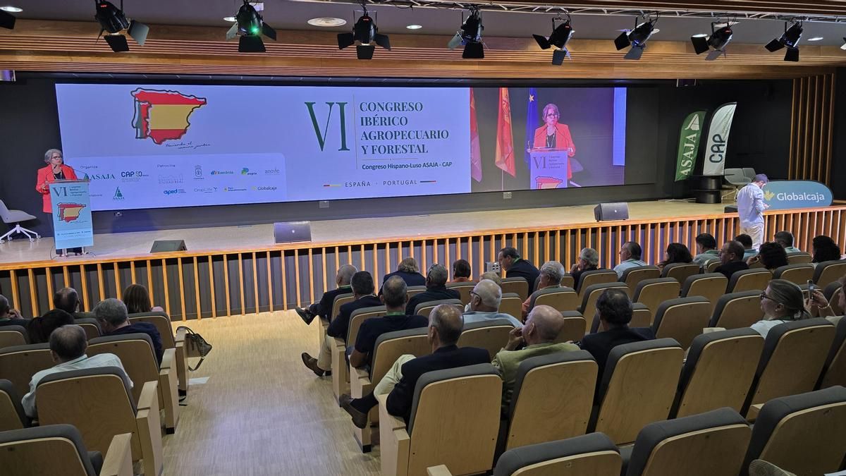Castilla-La Mancha invita a la unión con el sector primario para adoptar una postura común frente a los incendios y el agua