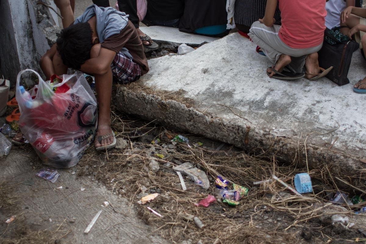 Un muchacho espera a ser evacuado en Tacloban el 13 de noviembre de 2013./ Fotografía: Acción contra el Hambre/Daniel Burgui.
