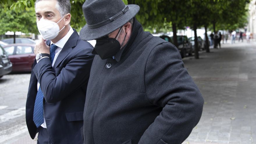 Archivo - El excontable de Lipasam (d) tras prestar declaración en el Juzgado