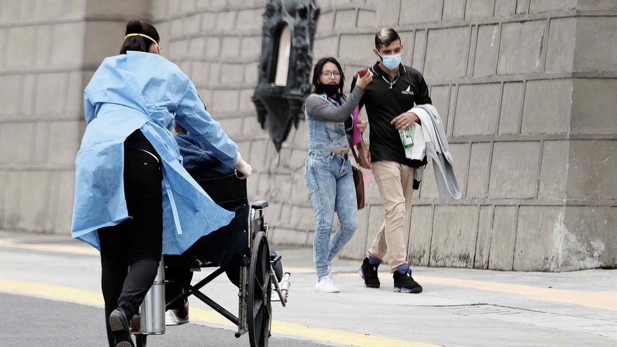 Una enfermera ingresa a un paciente al área de emergencias para covid-19 de un hospital, en San José (Costa Rica), en una fotografía de archivo