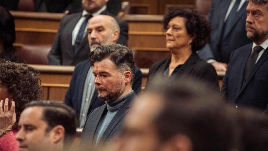 El portavoz de ERC en el Congreso Gabriel Rufián junto a otros diputados del partido catalán y al portavoz del BNG, Néstor Rego, durante un pleno extraordinario.