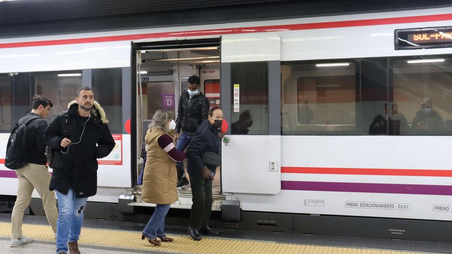 Sí en el autobús, a veces en el avión, poco en el metro: decae el uso de la mascarilla y crece la presión para eliminarla
