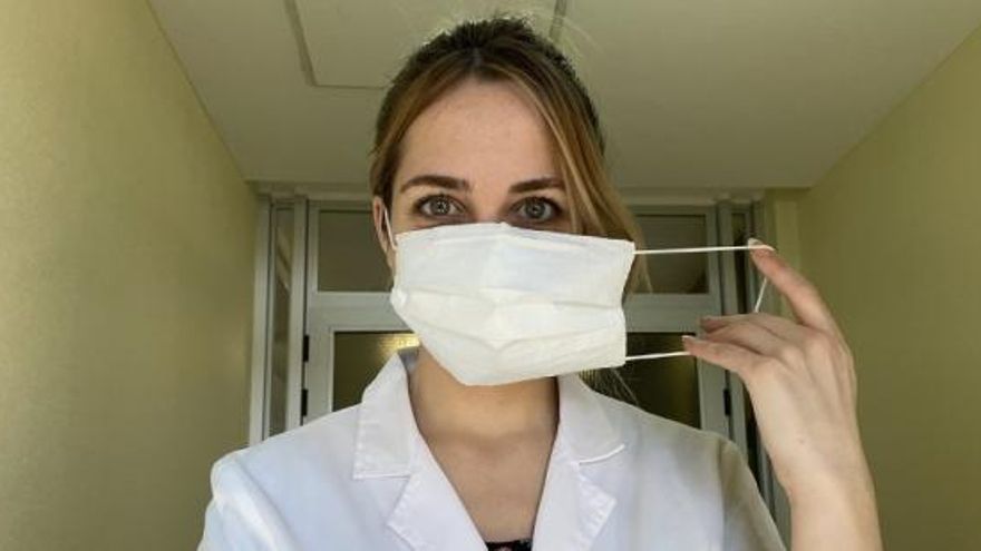 Una de las investigadoras, con la mascarilla.
