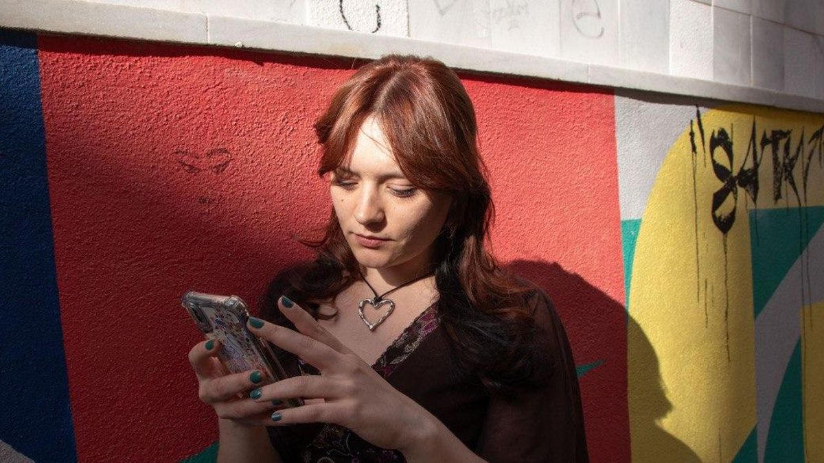 Lucía, joven albaceteña de 22 años que está tratando de moderar el tiempo que pasa en redes sociales.