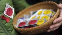 Una diputada de Vox critica a Sanidad por repartir preservativos durante el Orgullo para prevenir ETS