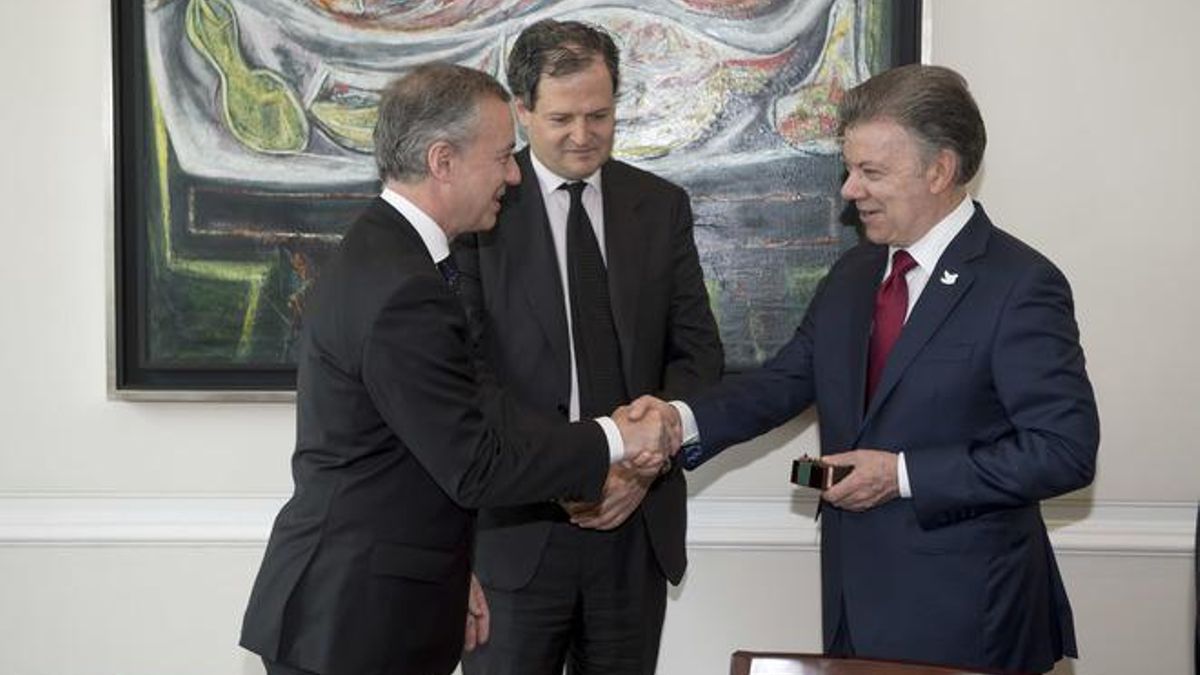 Juan Manuel Santos, presidente de Colombia, con Urkullu en 2017