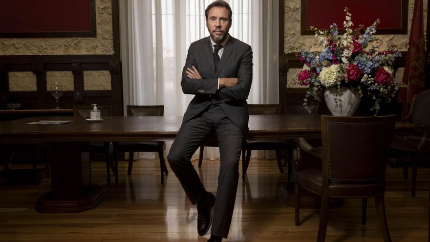 Puente, sentado en la mesa de su despacho.