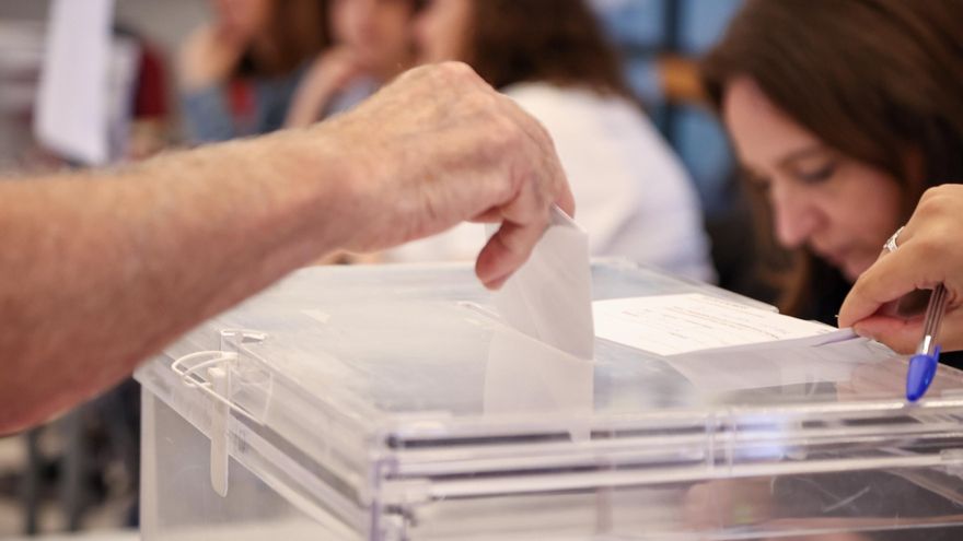 Una persona vota en un colegio electoral, a 28 de mayo de 2023