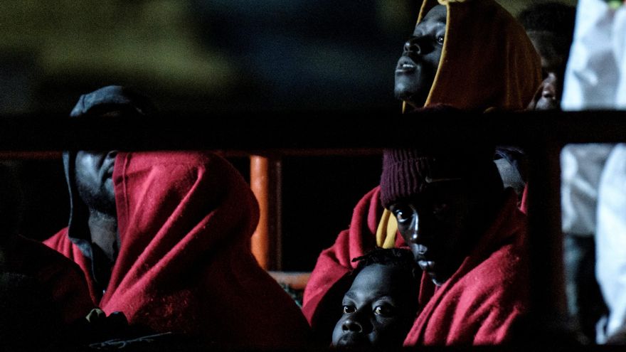 Grupo de personas rescatadas en Arguineguín por Salvamento Marítimo este sábado.