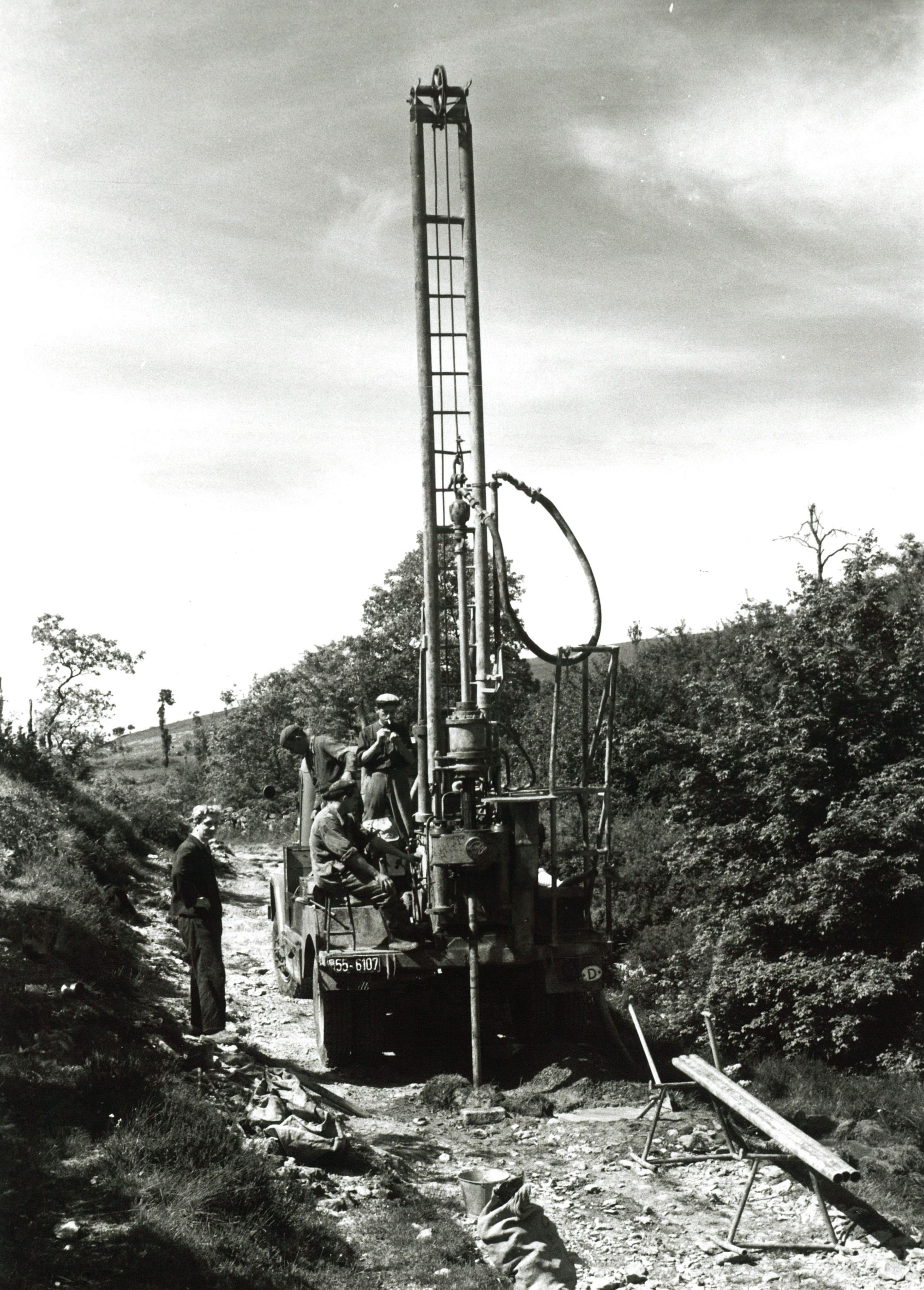 Operarios de Ciepsa, con uno de los camiones de la empresa