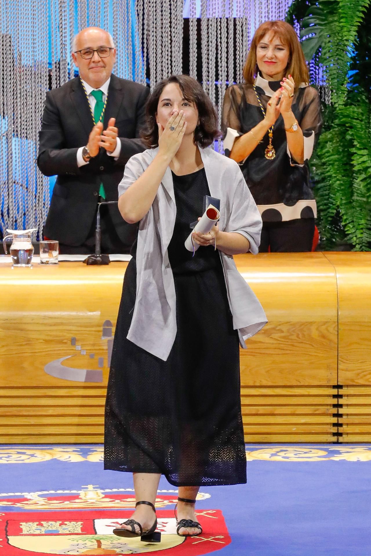 La compañera de Alexis Ravelo, Thalía Rodríguez, en el momentos de recoger la distinción