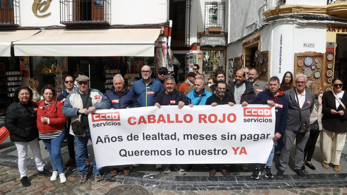 "Años de lealtad, meses sin pagar": la plantilla de El Caballo Rojo protesta por los impagos