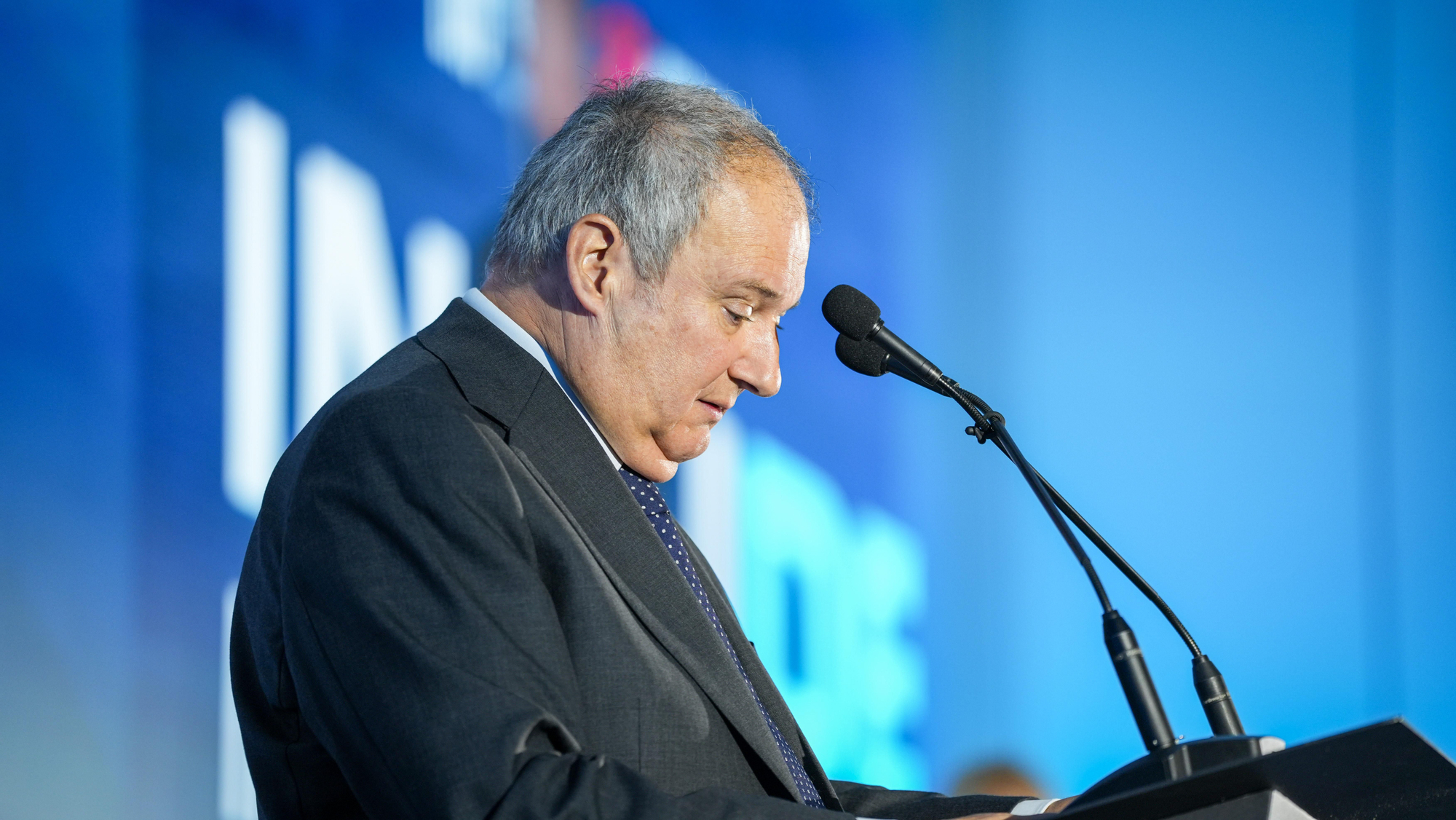 El ministro de Industria y Turismo, Jordi Hereu, y el alcalde de Córdoba, José María Bellido, durante la apertura del Foro Internacional de Defensa Indudef