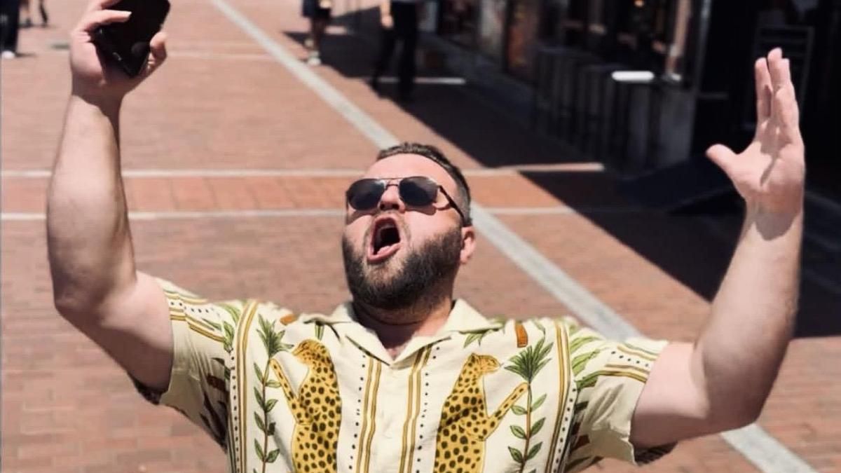 Iván, el tenor que convirtió la calle Triana en un teatro de ópera