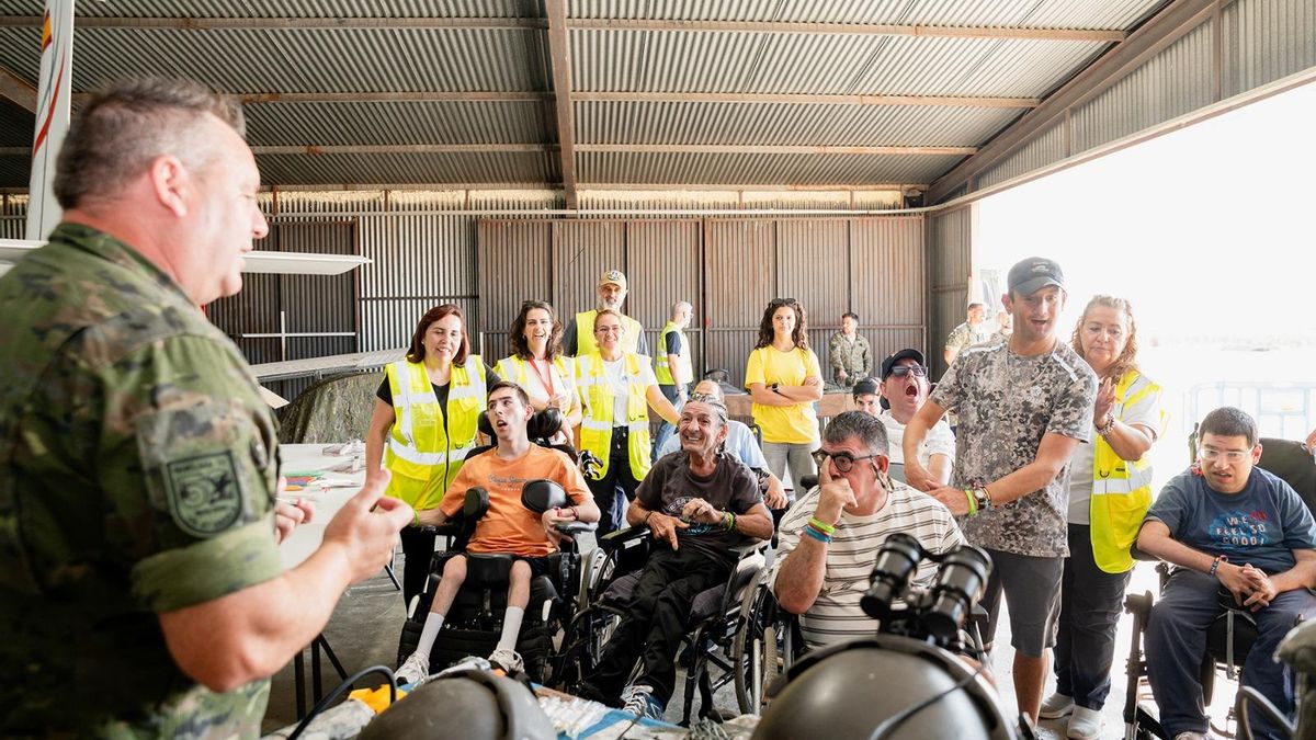 Más de 180 personas con discapacidad vuelan alto en la II Jornada Aeronáutica Adaptada en Sevilla