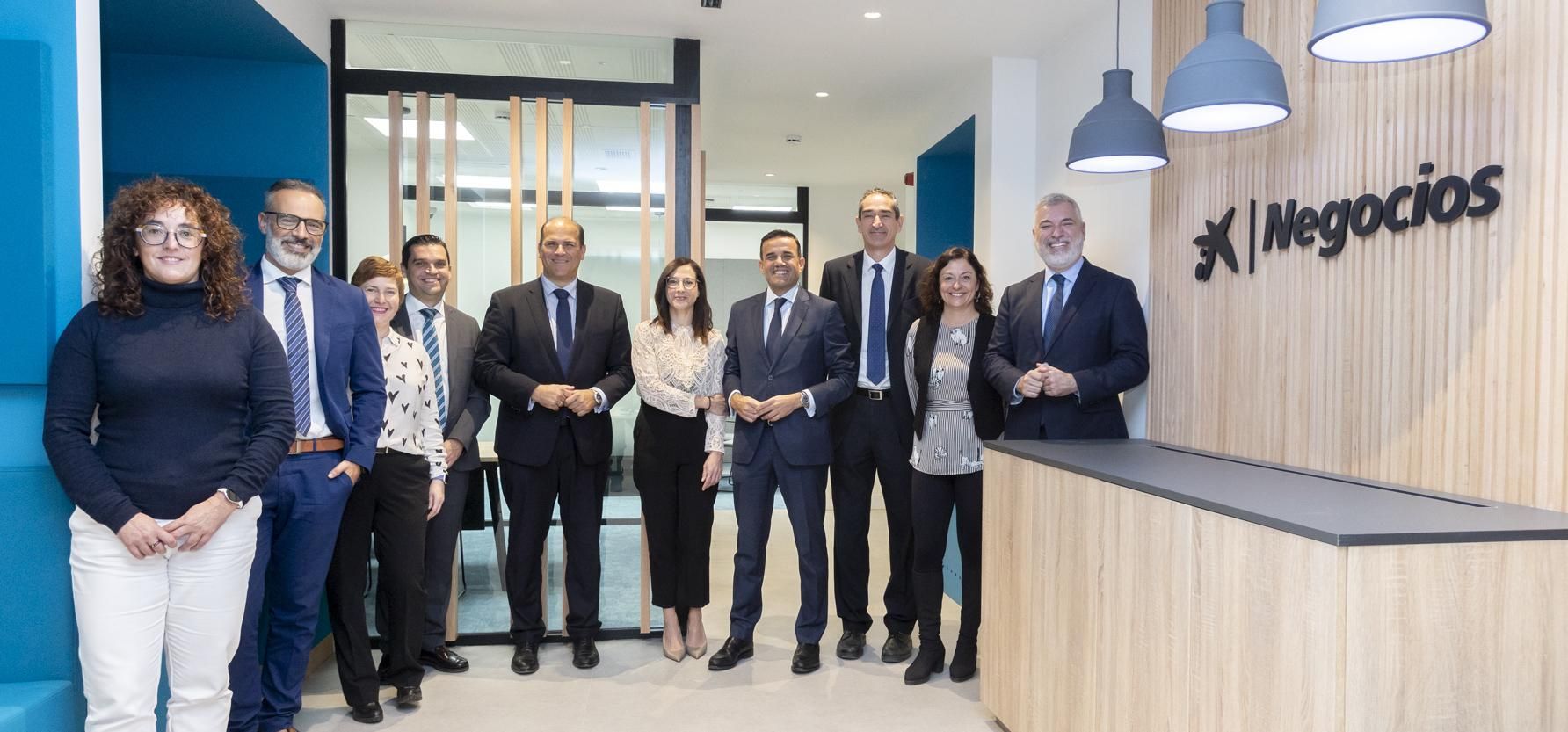 Personal de la primera oficina Store Negocios de CaixaBank en La Laguna.