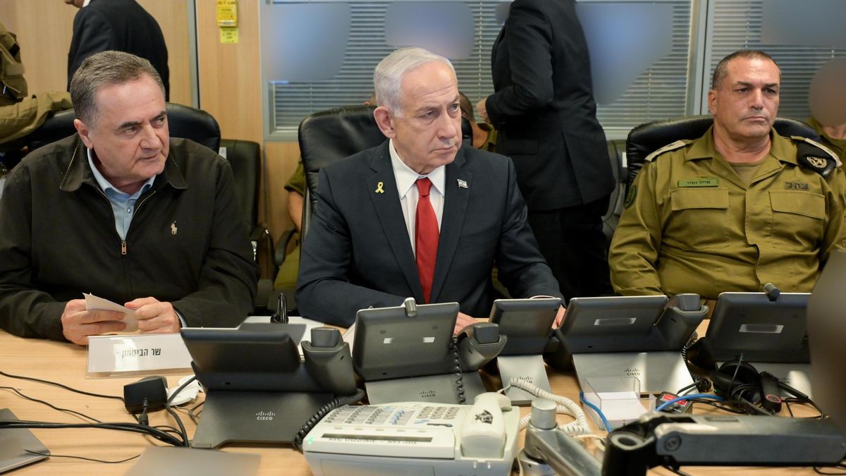 El primer ministro israelí, Benjamin Netanyahu (centro) con su ministro de Defensa (izquierda) y el jefe del Ejército (derecha).