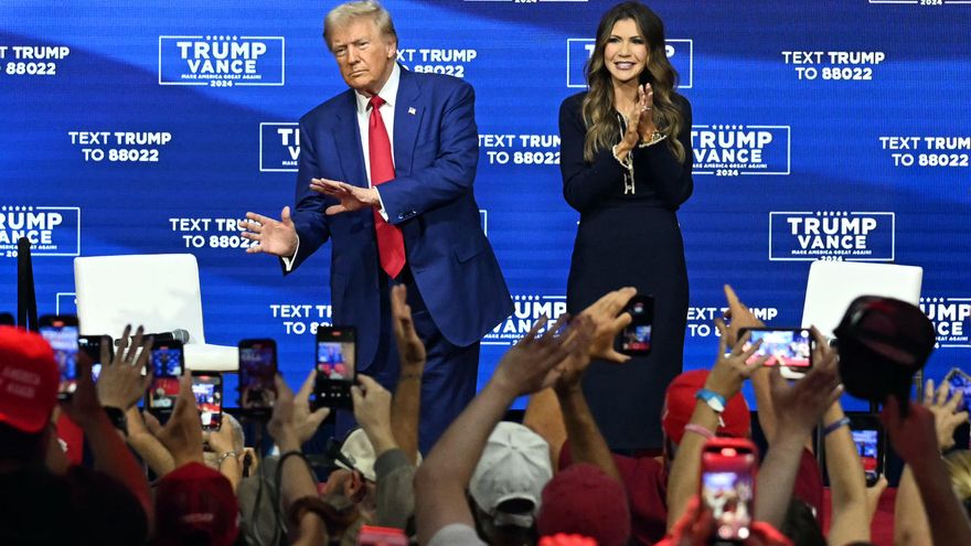 De Village People a Luciano Pavarotti: Trump baila durante 40 minutos en un mitin después de que dos asistentes se desmayaran