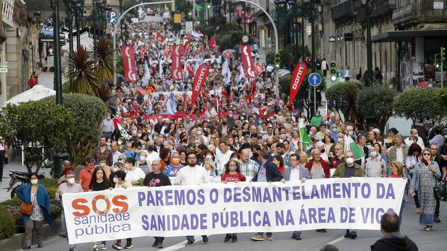 Miles de personas exigen en Vigo sanidad digna y avisan a la Xunta: "No llega con cambiar personas, hay que cambiar políticas"