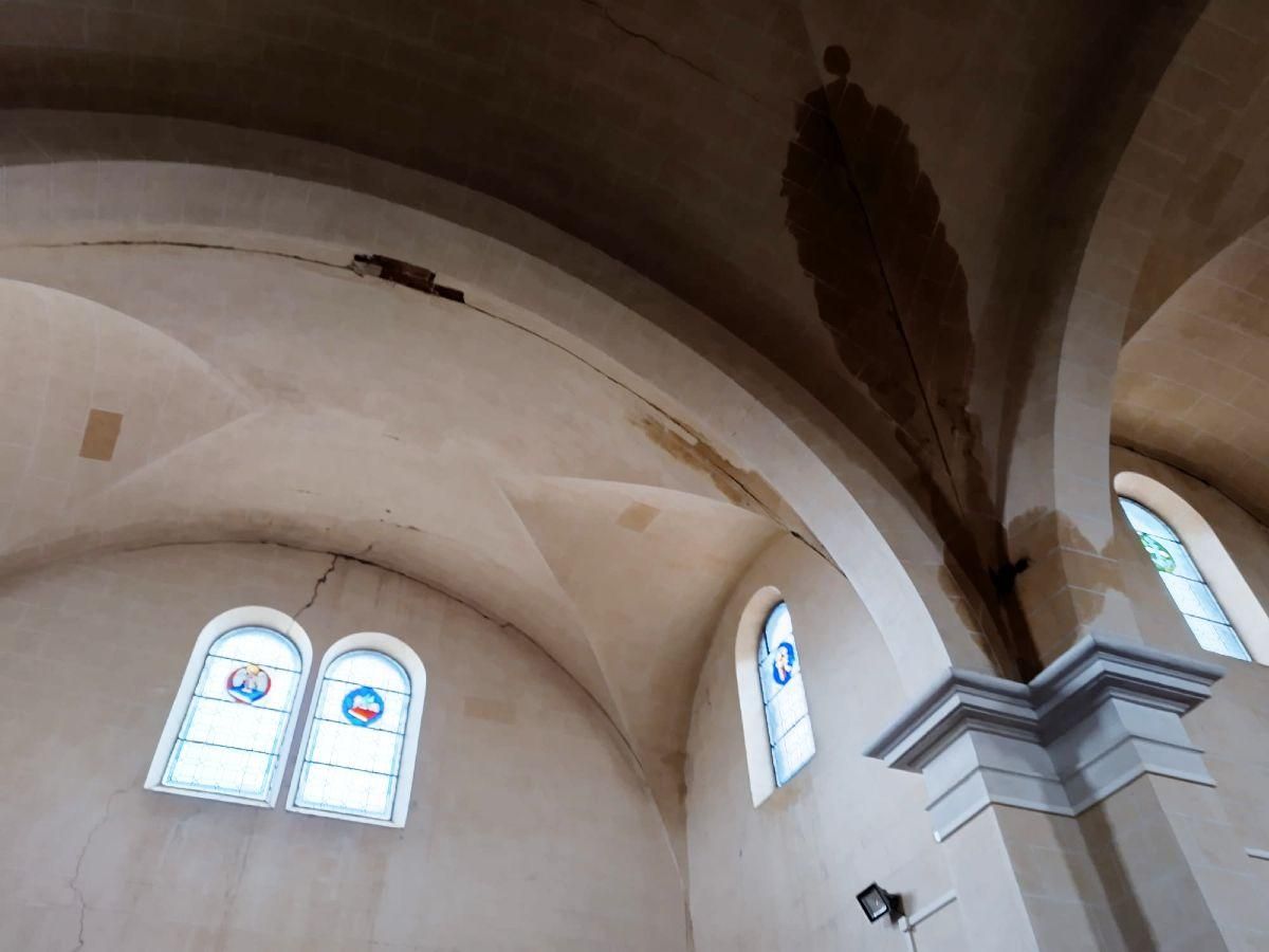 Las bóvedas de la Iglesia de la Anunciación de Palanquinos presentan grietas y humedades.