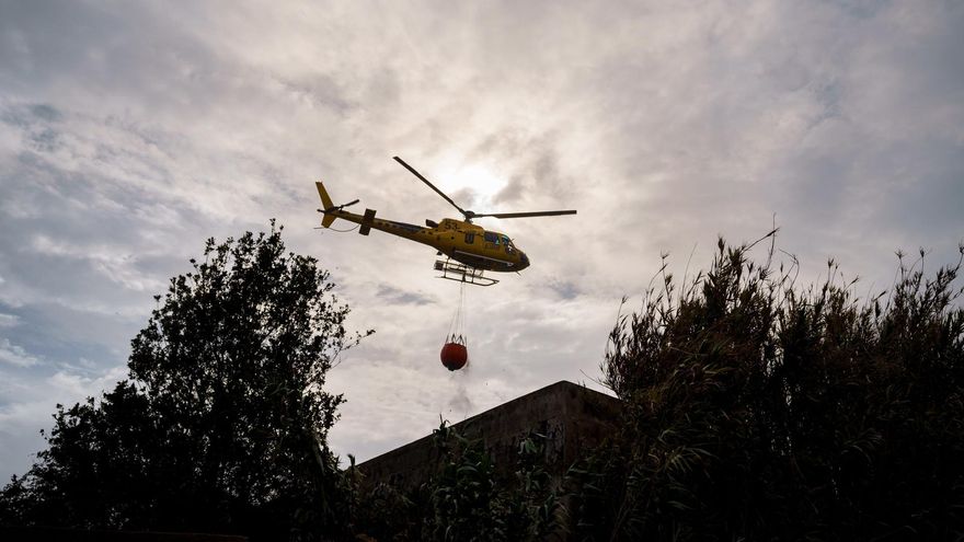 Un helicópteros recarga agua en el municipio de El Sauzal para atajar un foco situado en El Ravelo