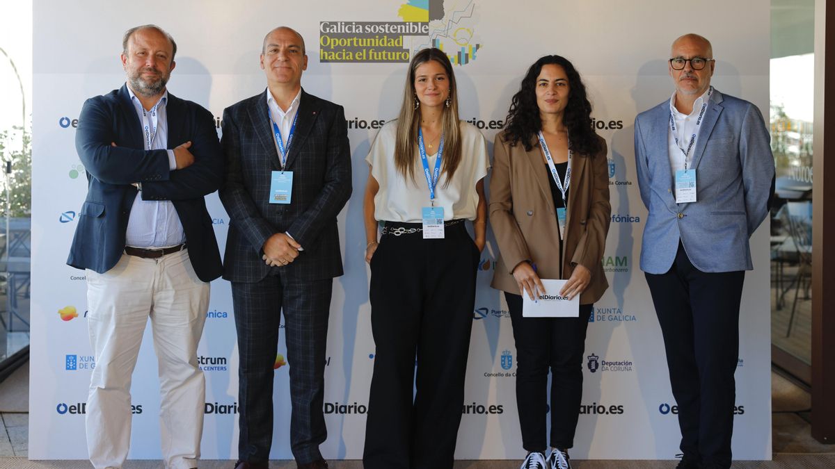 Óscar González Represas, director de la División de Inteligencia Artificial (IA) del centro tecnológico ITG; Pablo J. Román, Galicia Green DC Project Manager en Nostrum Group; Alba Meijide, responsable de IA en el Territorio Norte de Telefónica; Beatriz Muñoz, periodista de elDiario.es en Galicia; y Jesús Navazo Ruiz, jefe del departamento de Relaciones Institucionales de AMTEGA